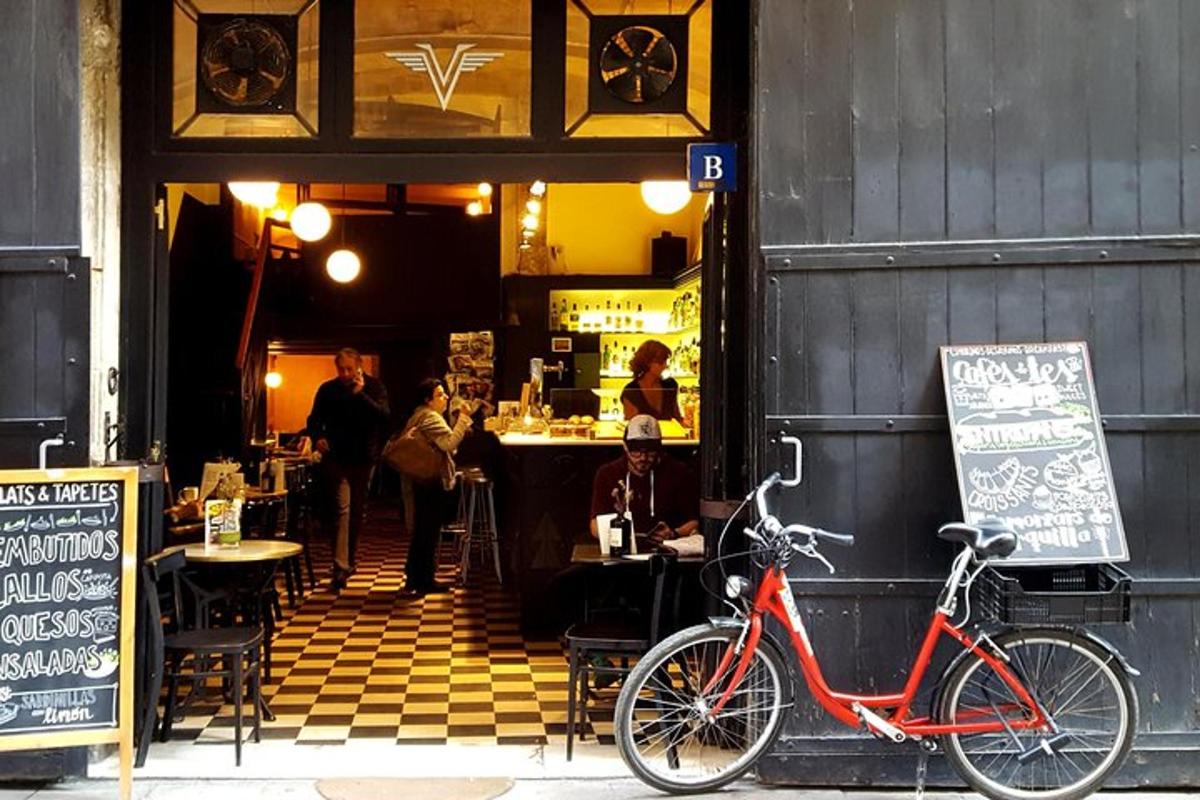 uma bicicleta vermelha estacionada em frente a um restaurante