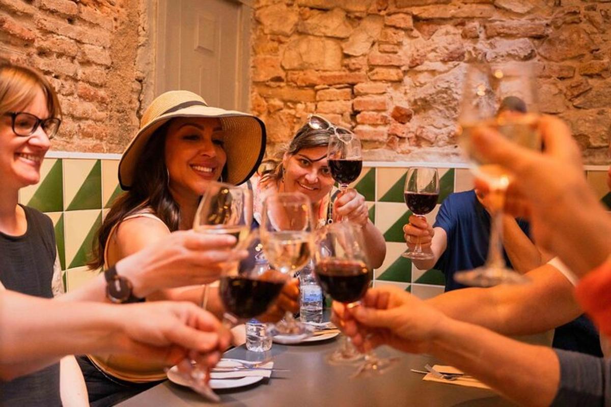 um grupo de pessoas sentadas ao redor de uma mesa segurando taças de vinho