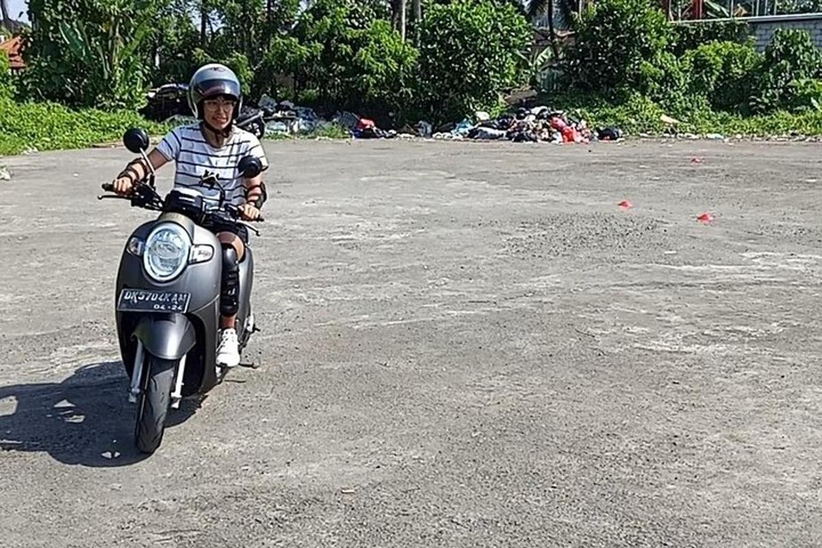 młody chłopak jadący motocyklem po ulicy