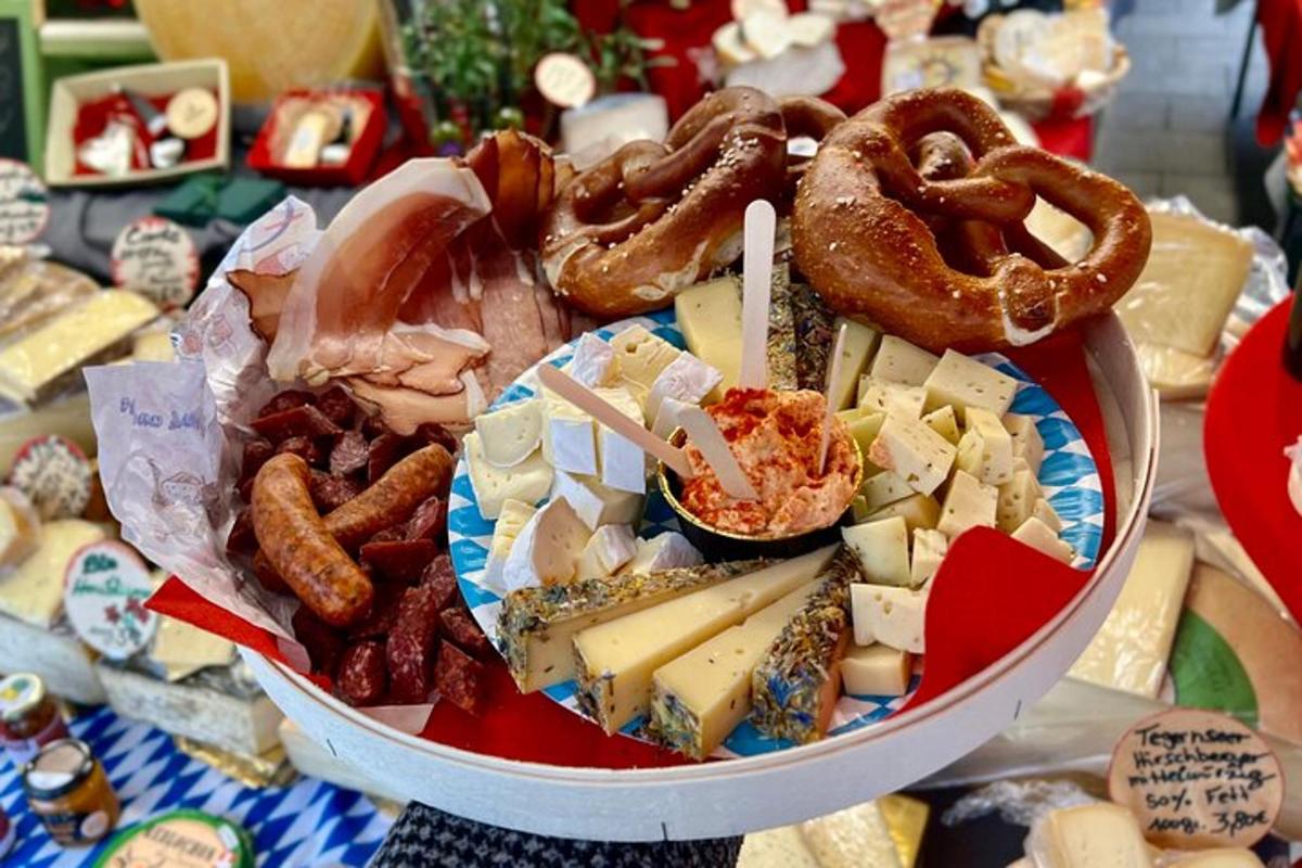 zdjela hrane s perecima i drugom hranom