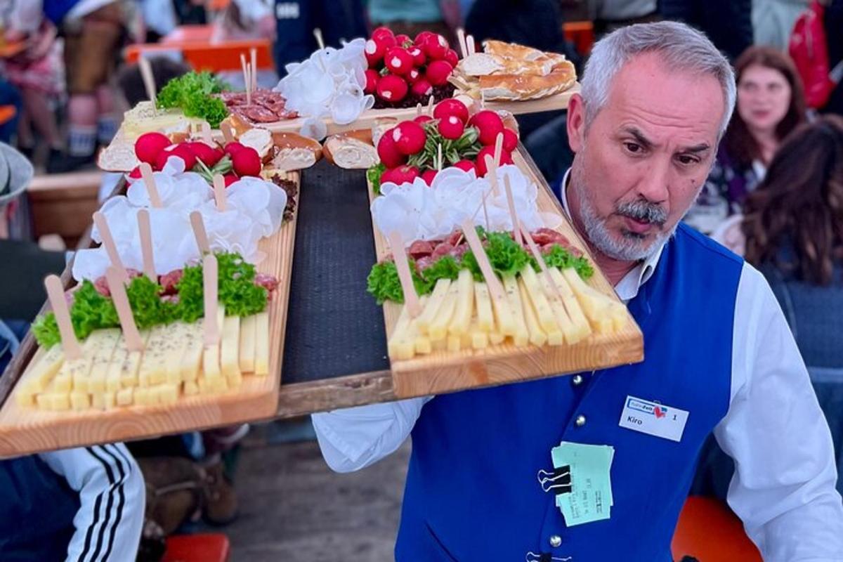 čovjek drži dva izložena tanjura hrane