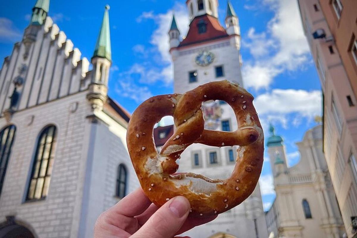 osoba koja drži perec ispred dvorca