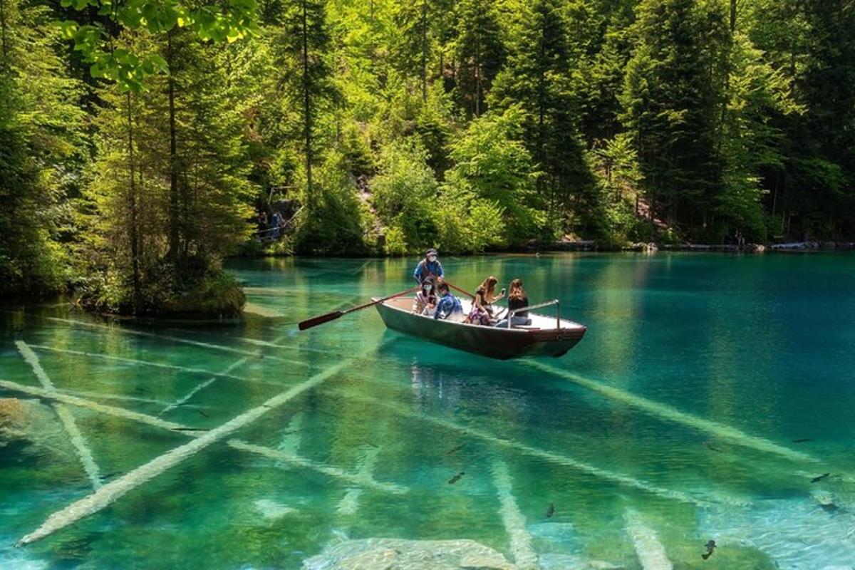 un groupe de personnes dans un bateau sur l'eau