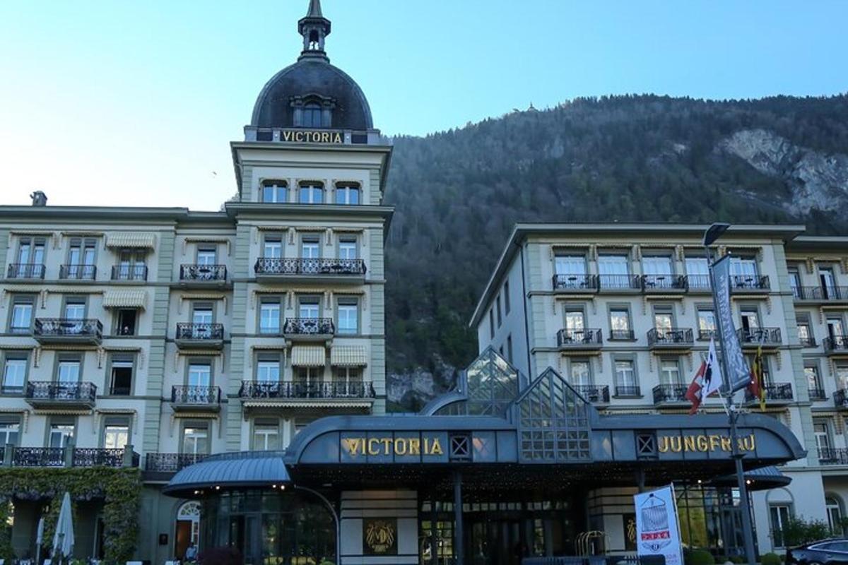 un hôtel avec une tour d'horloge devant un bâtiment