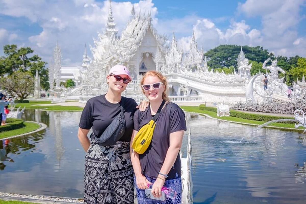 dues dones dempeus davant d'un temple blanc
