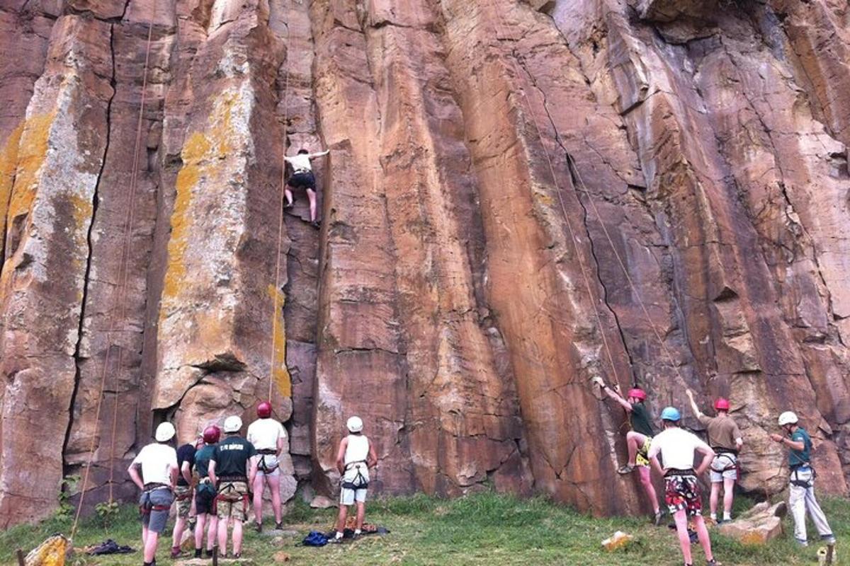 un gruppo di persone che si arrampica su una parete rocciosa