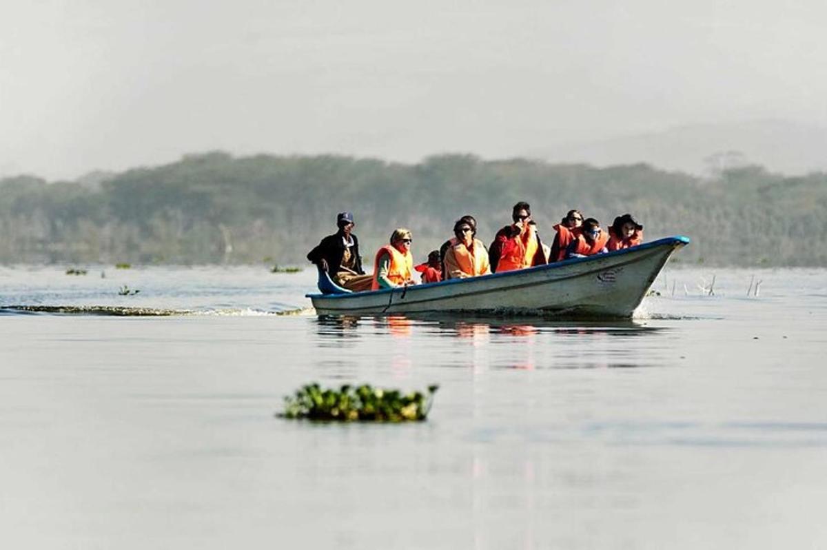 un gruppo di persone su una barca sull'acqua