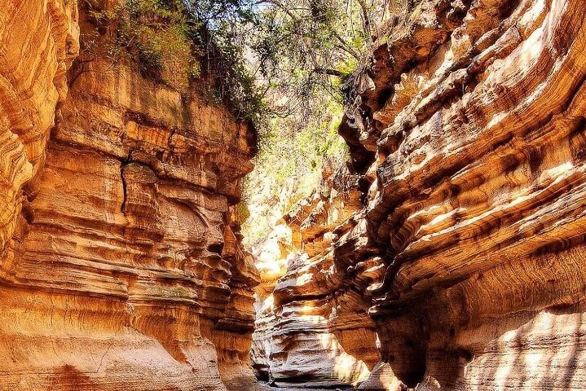 ein schmaler Flur in einer felsigen Schlucht