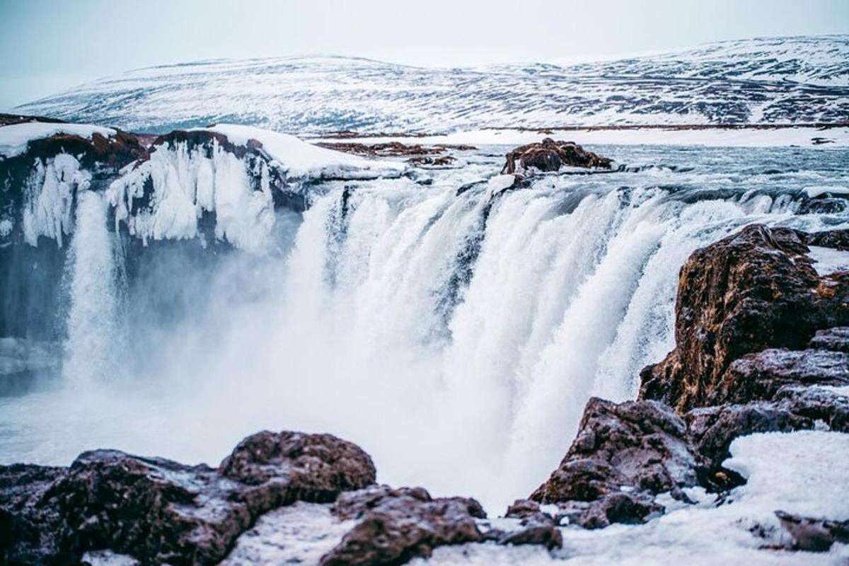 una cascada amb neu a sobre