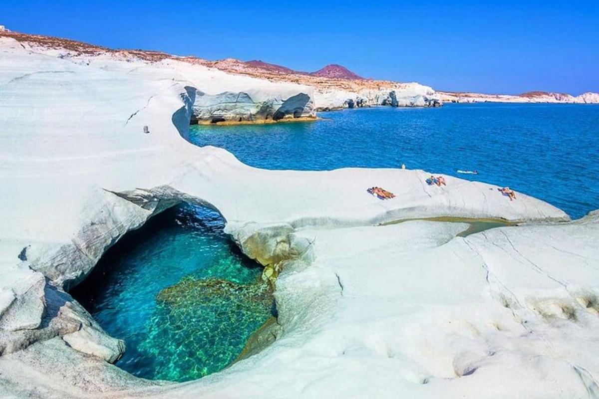 un cuerpo de agua con nieve en el suelo