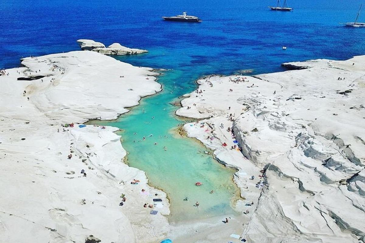 Una vista aérea de una playa con gente en el agua.