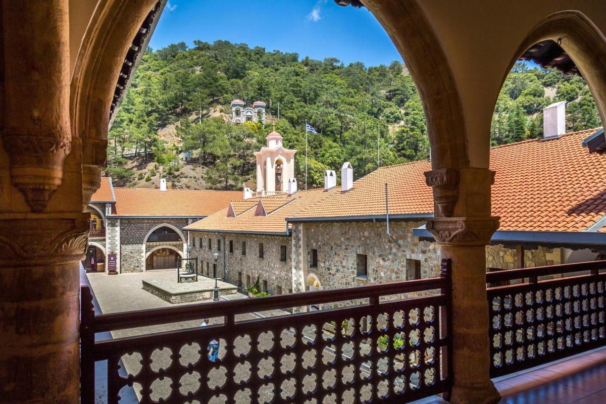 pogled na grad z balkona stavbe