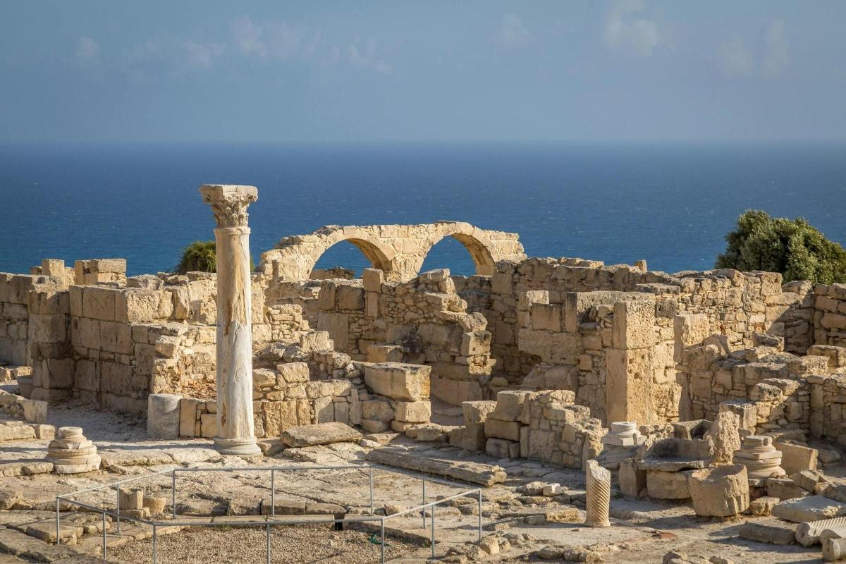 an ancient building with two arches and a pillar