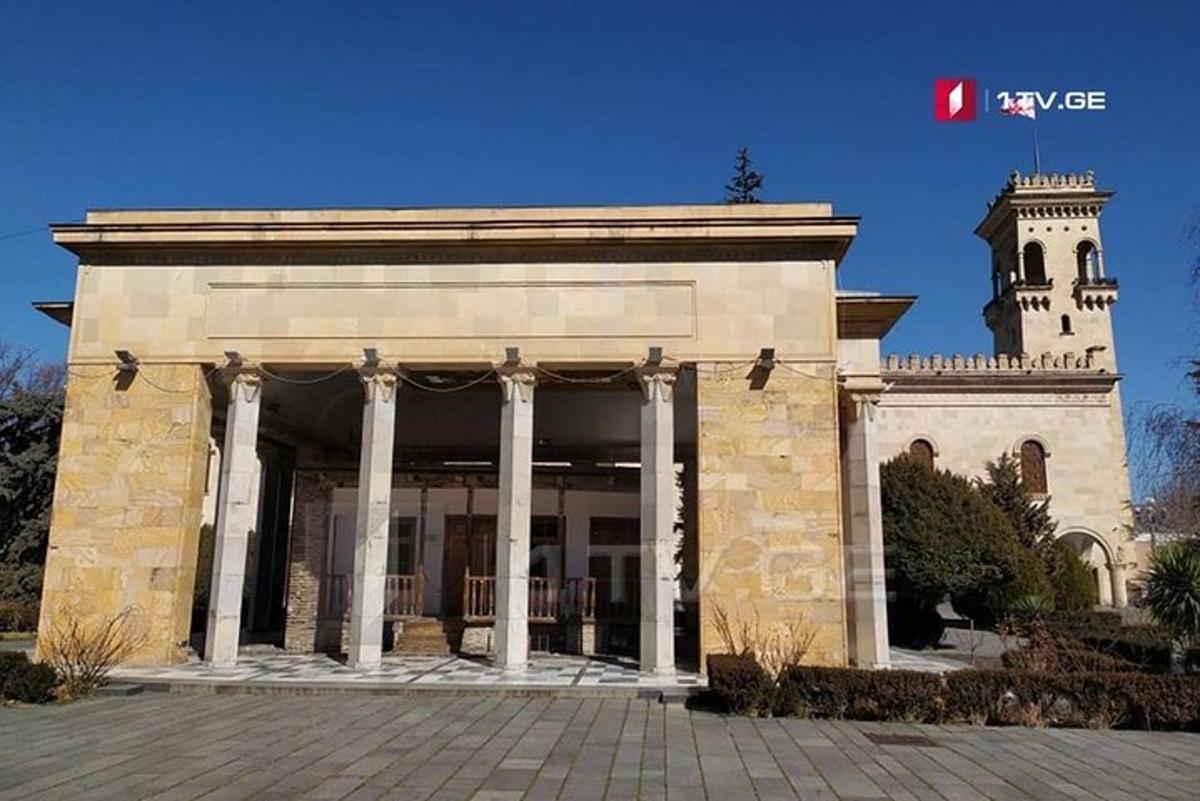 un edifici amb una torre del rellotge al fons