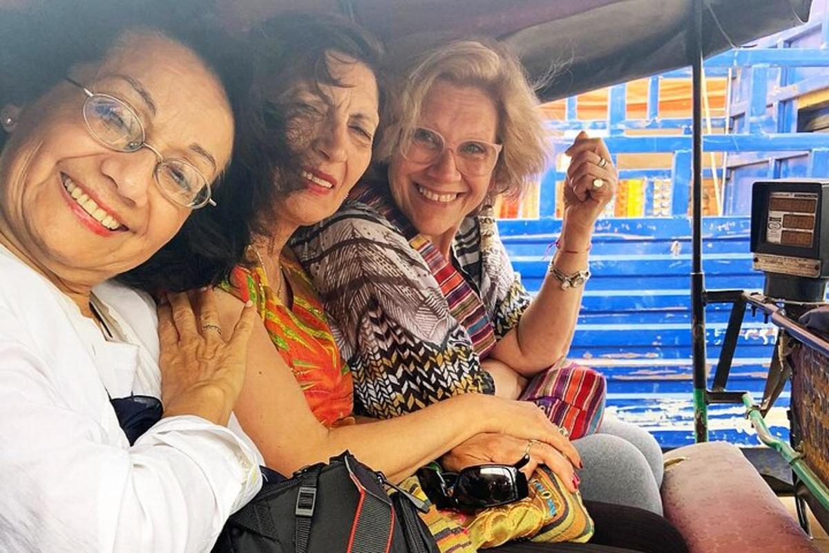 három nő ül egymás mellett egy buszon