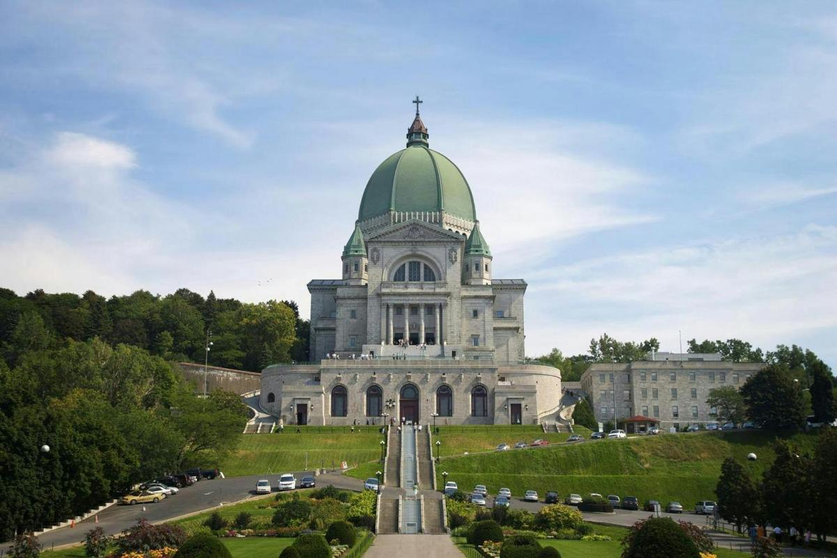 um edifício com uma cúpula verde no topo