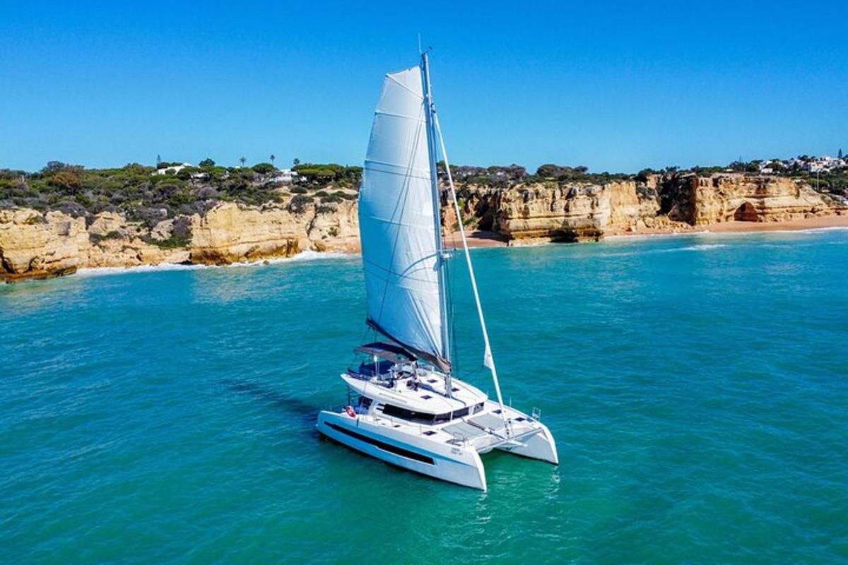 un vaixell amb una vela a l'aigua