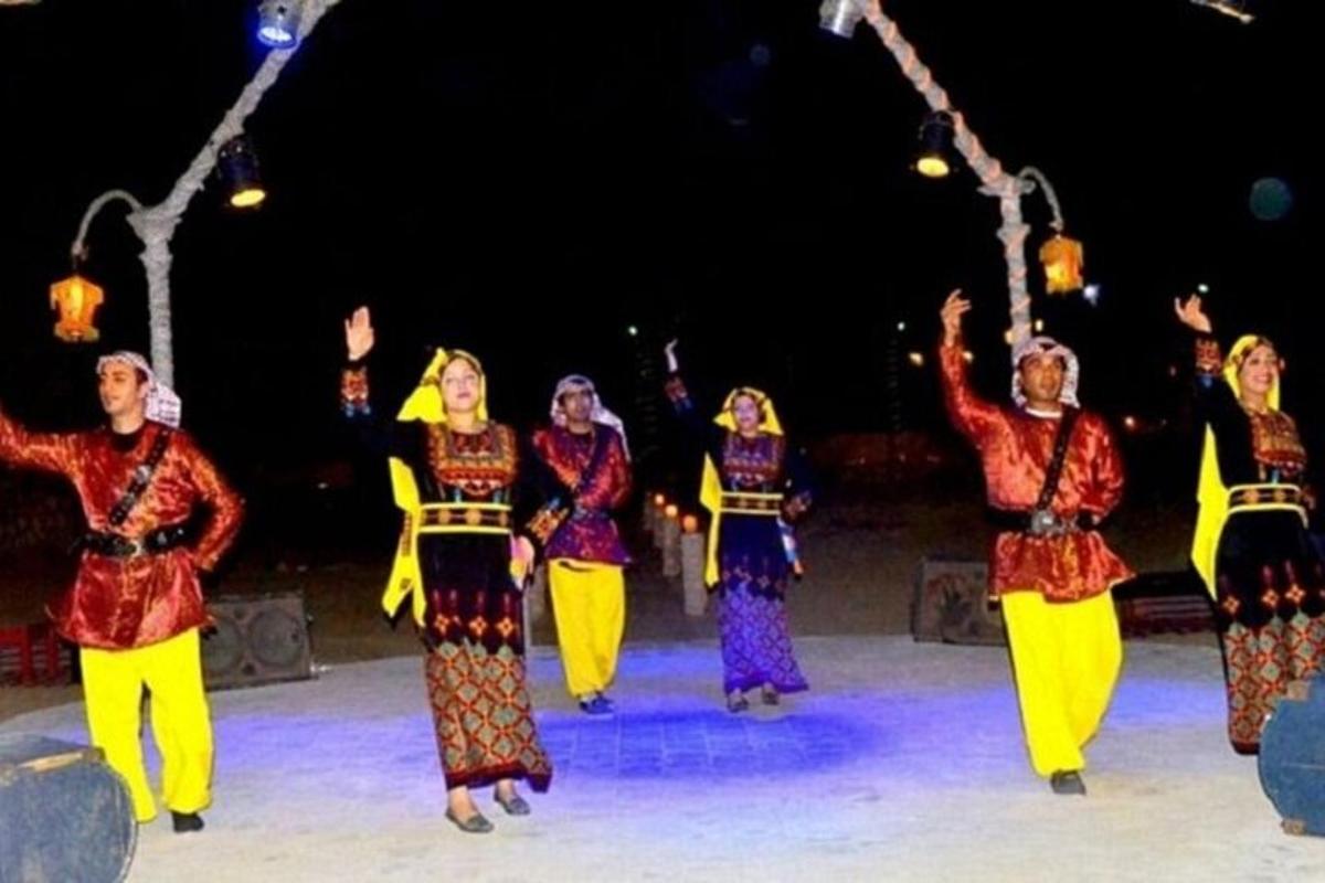 un gruppo di donne che eseguono uno spettacolo sul palco