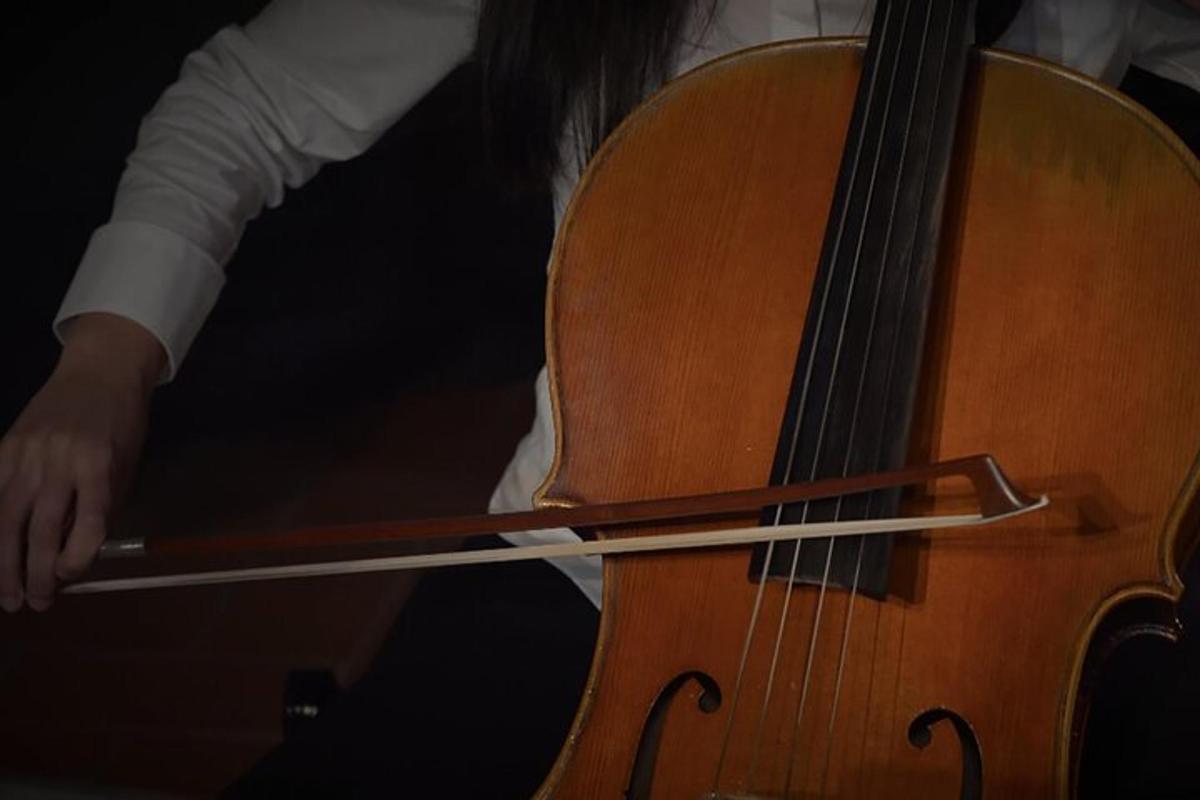 una persona che tiene le corde di una chitarra