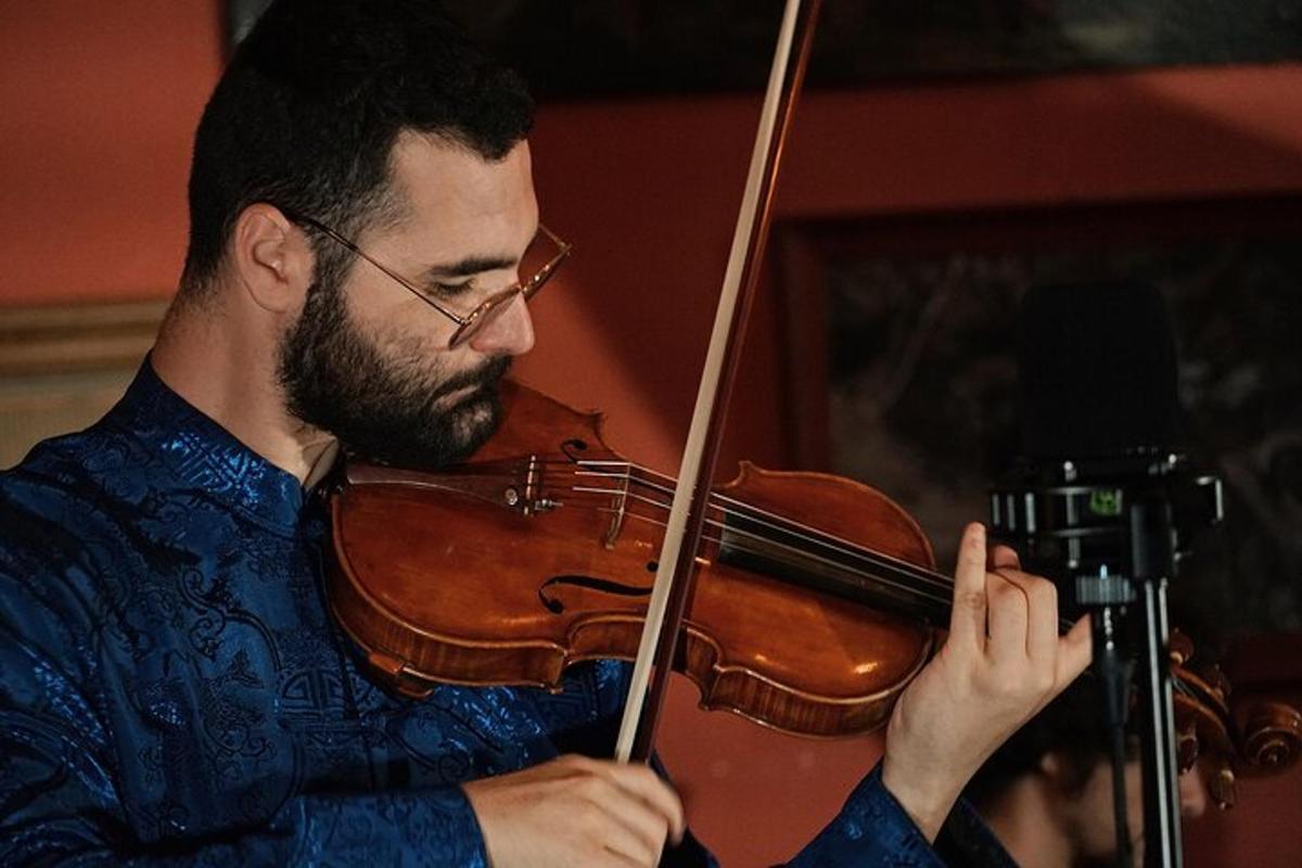 un uomo che suona il violino con una macchina fotografica