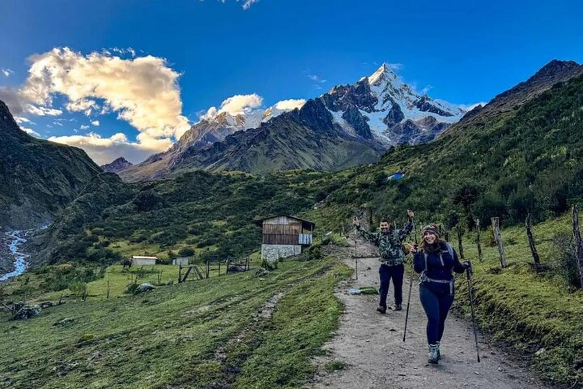 dua orang berjalan menyusuri jalan di sebuah gunung