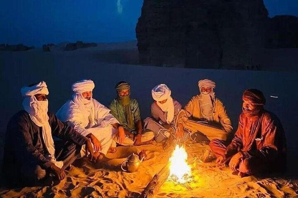 un gruppo di persone sedute attorno a un fuoco