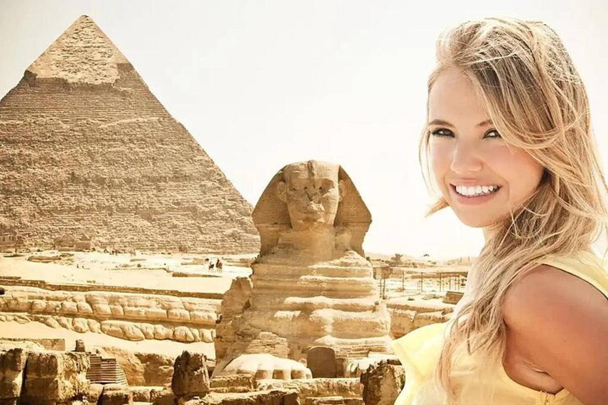 en kvinne som står foran pyramidene