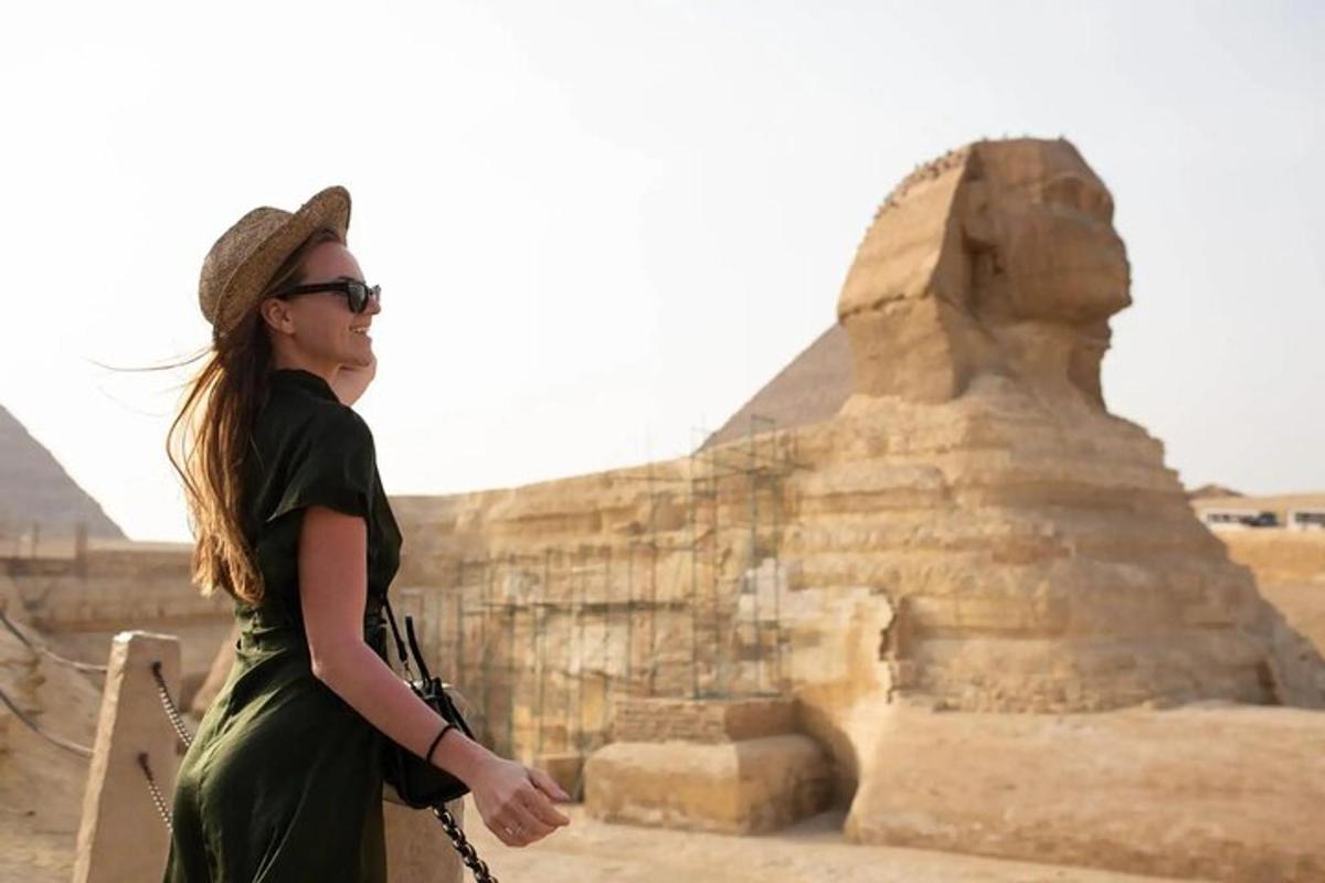 en kvinne som står foran pyramidene