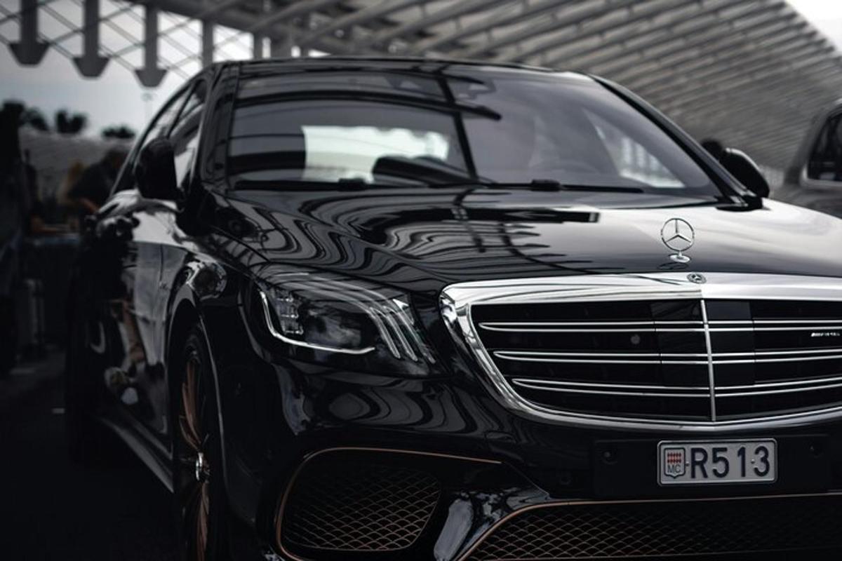 un cotxe Mercedes-Benz aparcat en un garatge