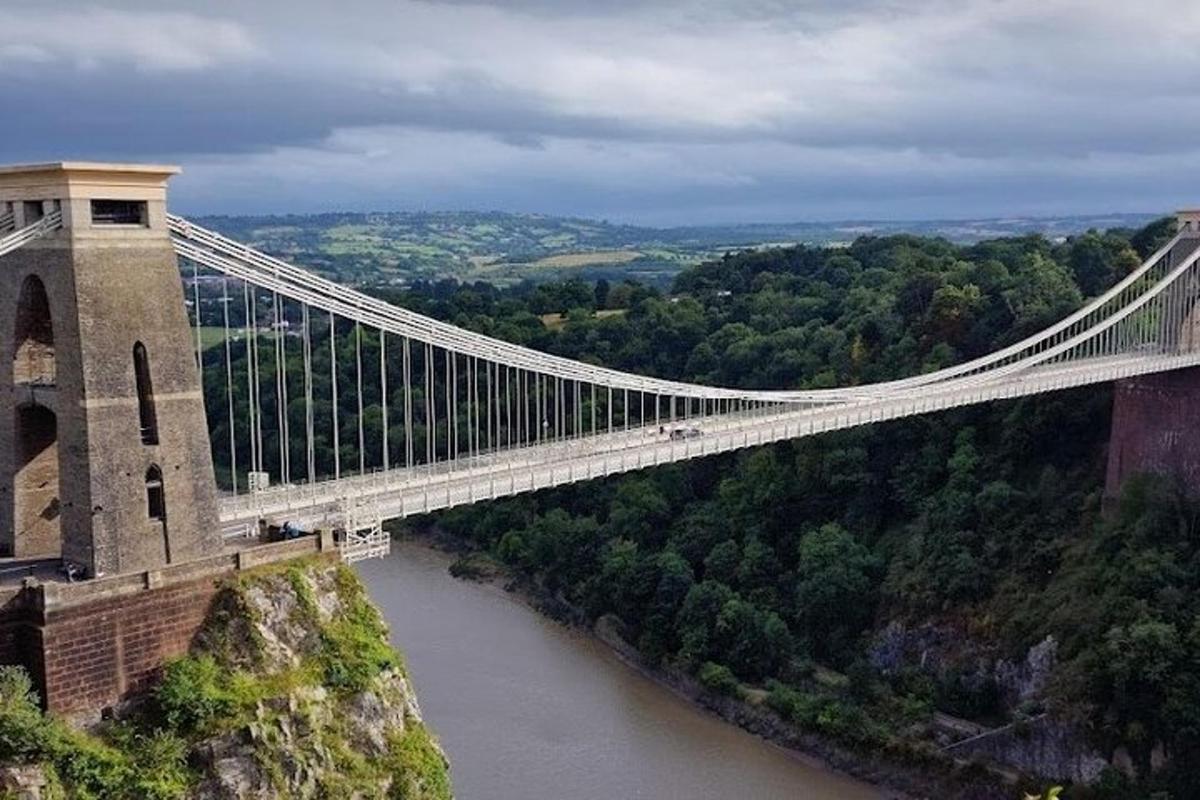 un pont penjant sobre un riu al costat d'un riu