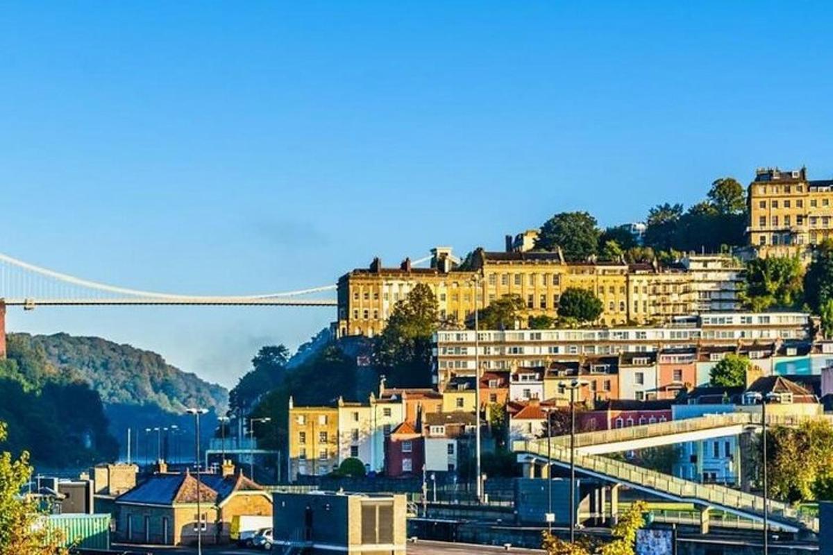 una vista d'una ciutat amb un pont al fons