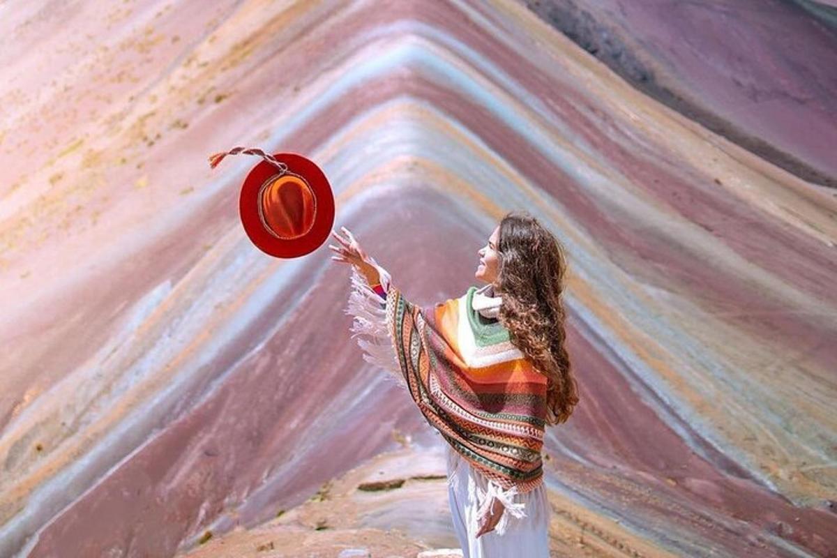 uma mulher segurando um chapéu em frente a uma pintura