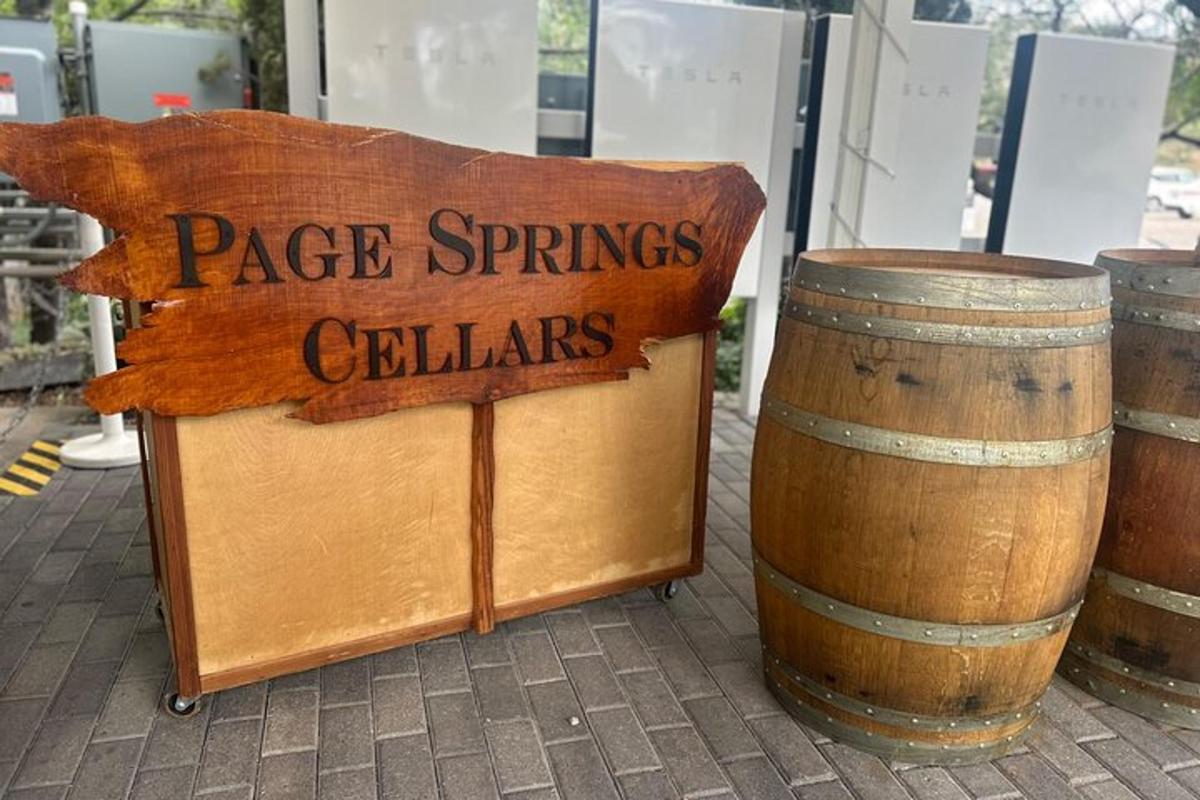 ein Schild mit der Aufschrift „Page Springs Zylinder“ neben zwei Fässern