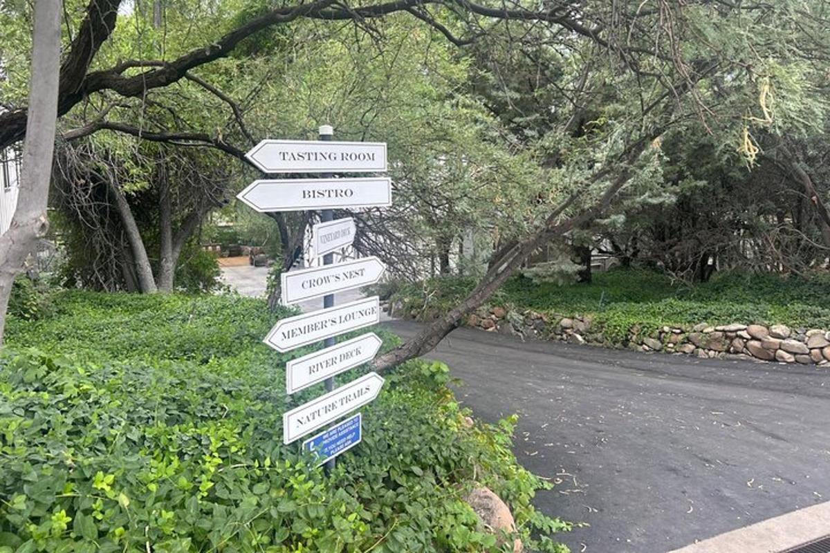ein Straßenschild mit vielen Schildern auf einer Straße