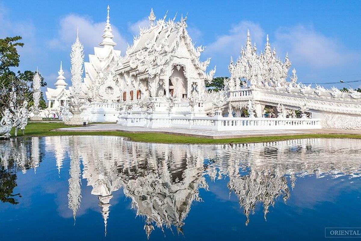 ein weißer Tempel mit seiner Spiegelung im Wasser