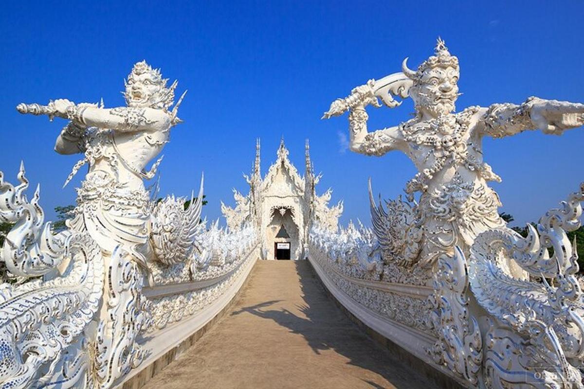 un temple blanc avec deux croix sur un pont