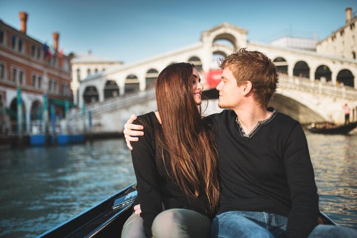 un uomo e una donna seduti in una gondola