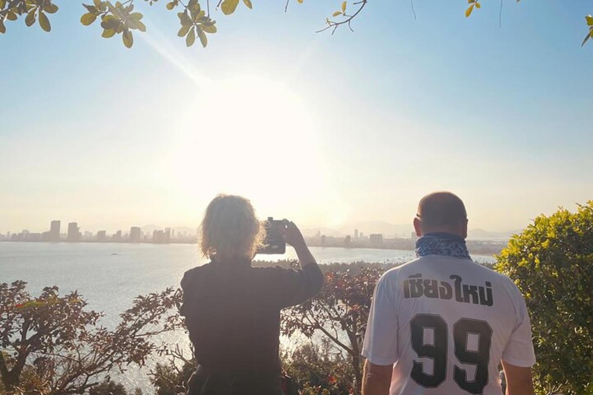 muž a žena fotografují slunce
