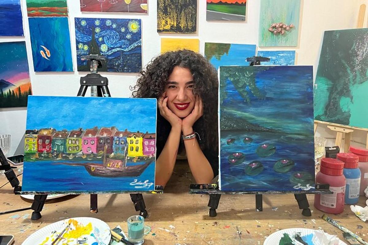isang painting ng isang babaeng may kulot na buhok