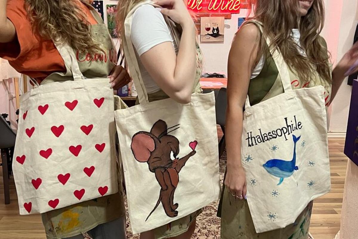 dalawang babaeng naka-apron na may mickey mouse
