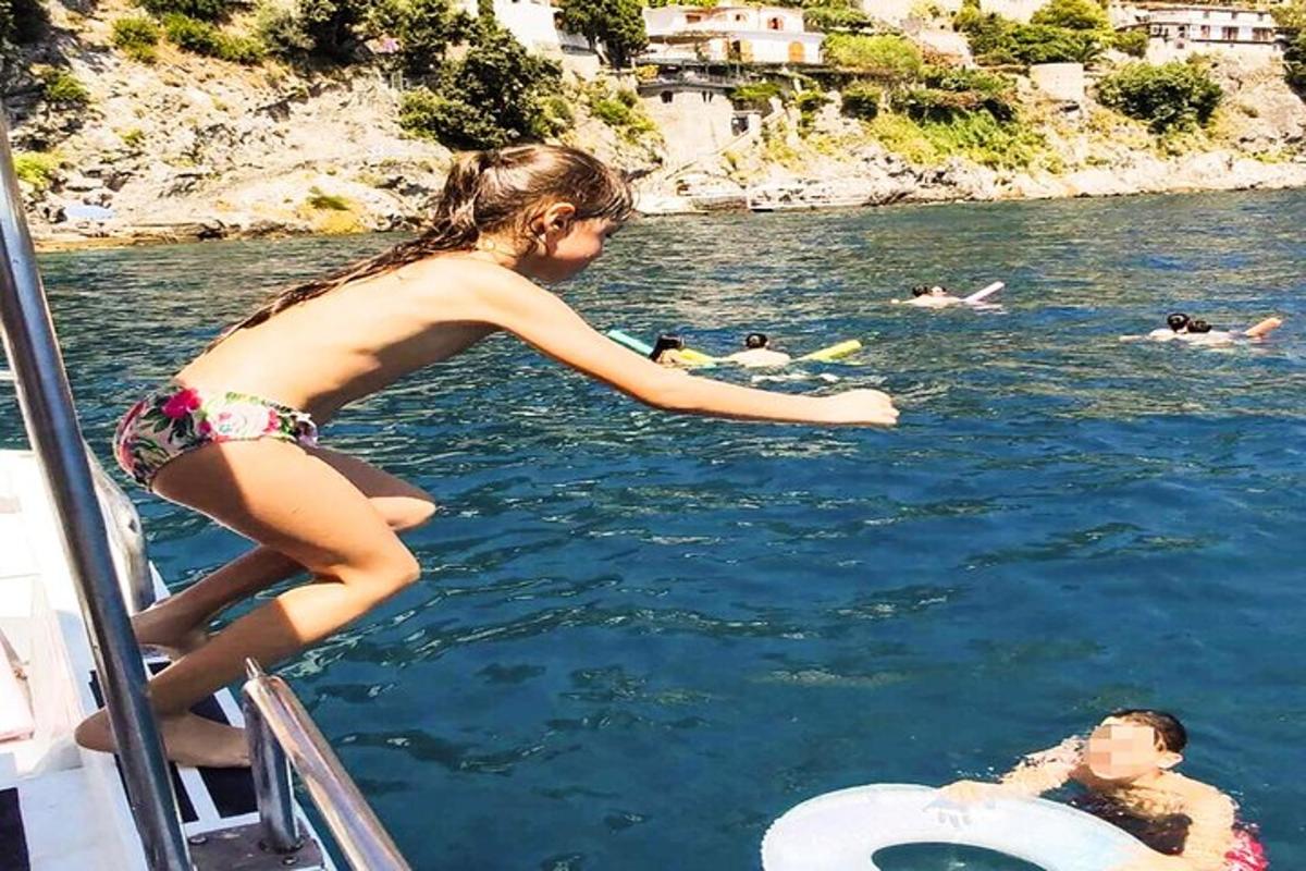Una niña parada en un bote en el agua