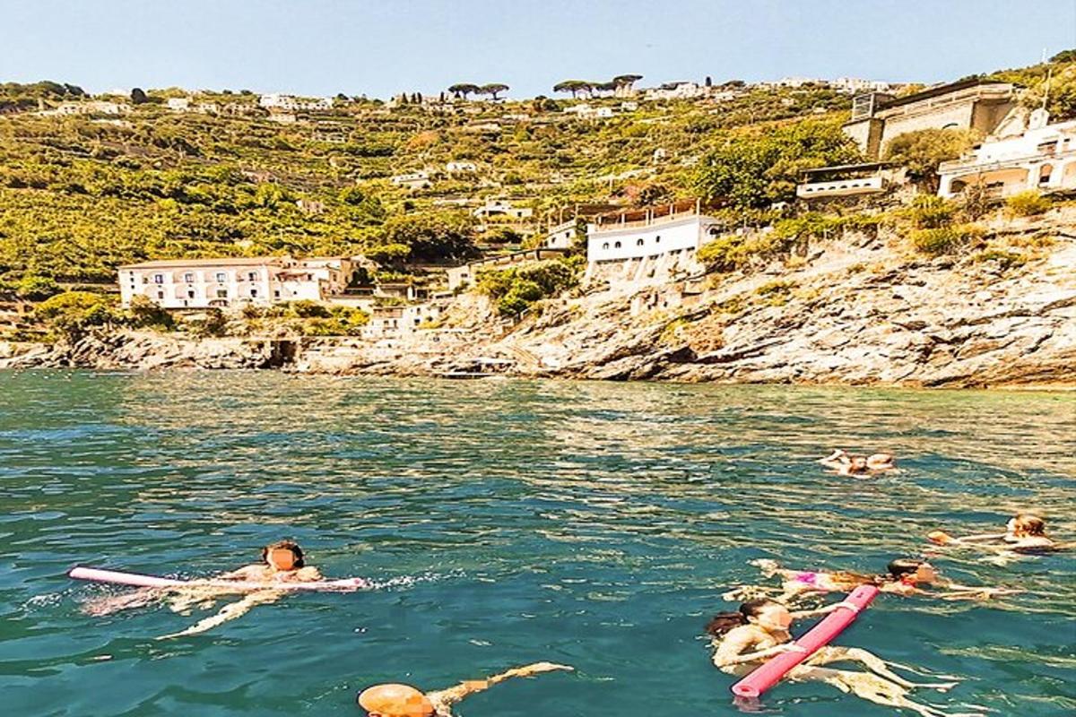 un grup de persones nedant a l'aigua