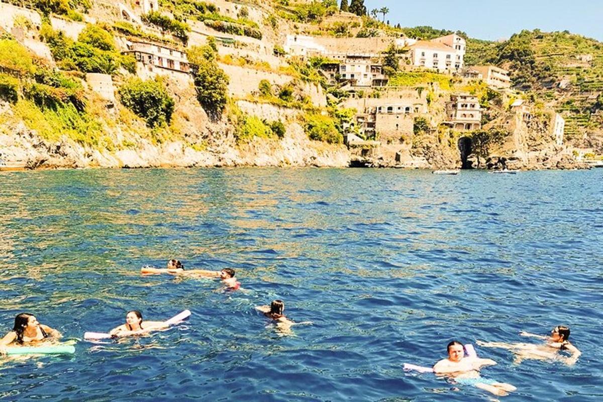 un grupo de personas nadando en el agua