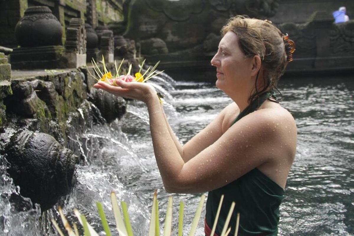 una donna è in piedi davanti a una fontana