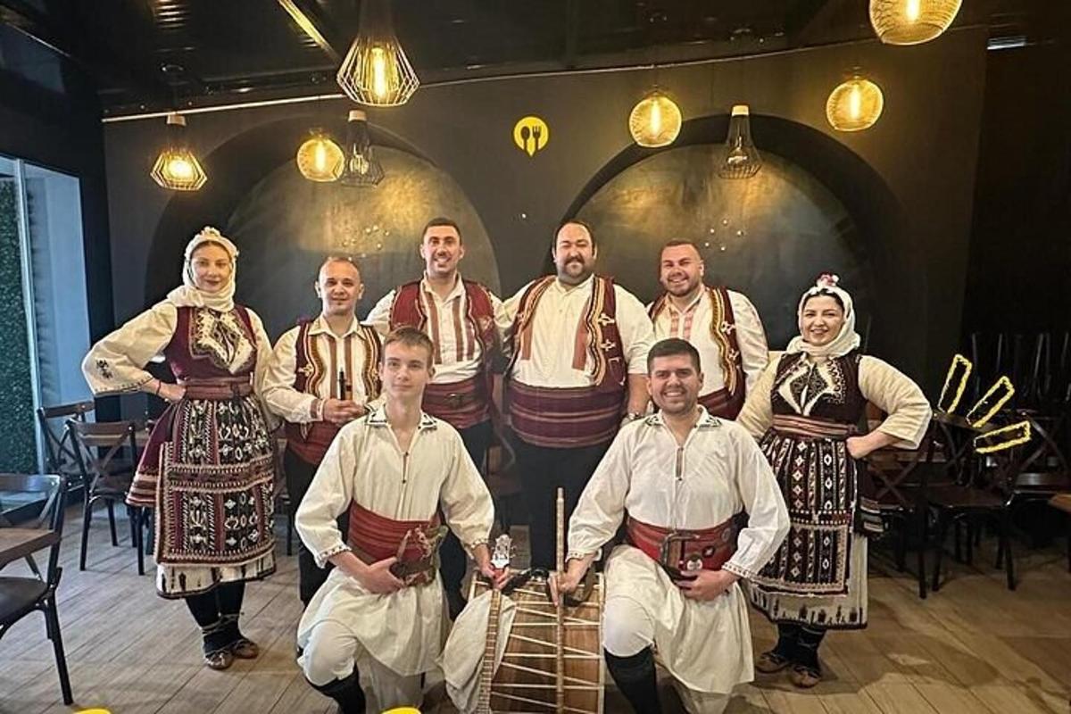μια ομάδα ανθρώπων με παραδοσιακές στολές που ποζάρουν για μια φωτογραφία