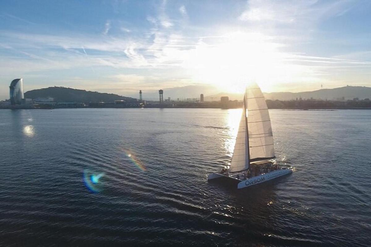 een klein zeilbootje in het water met de zon die schijnt