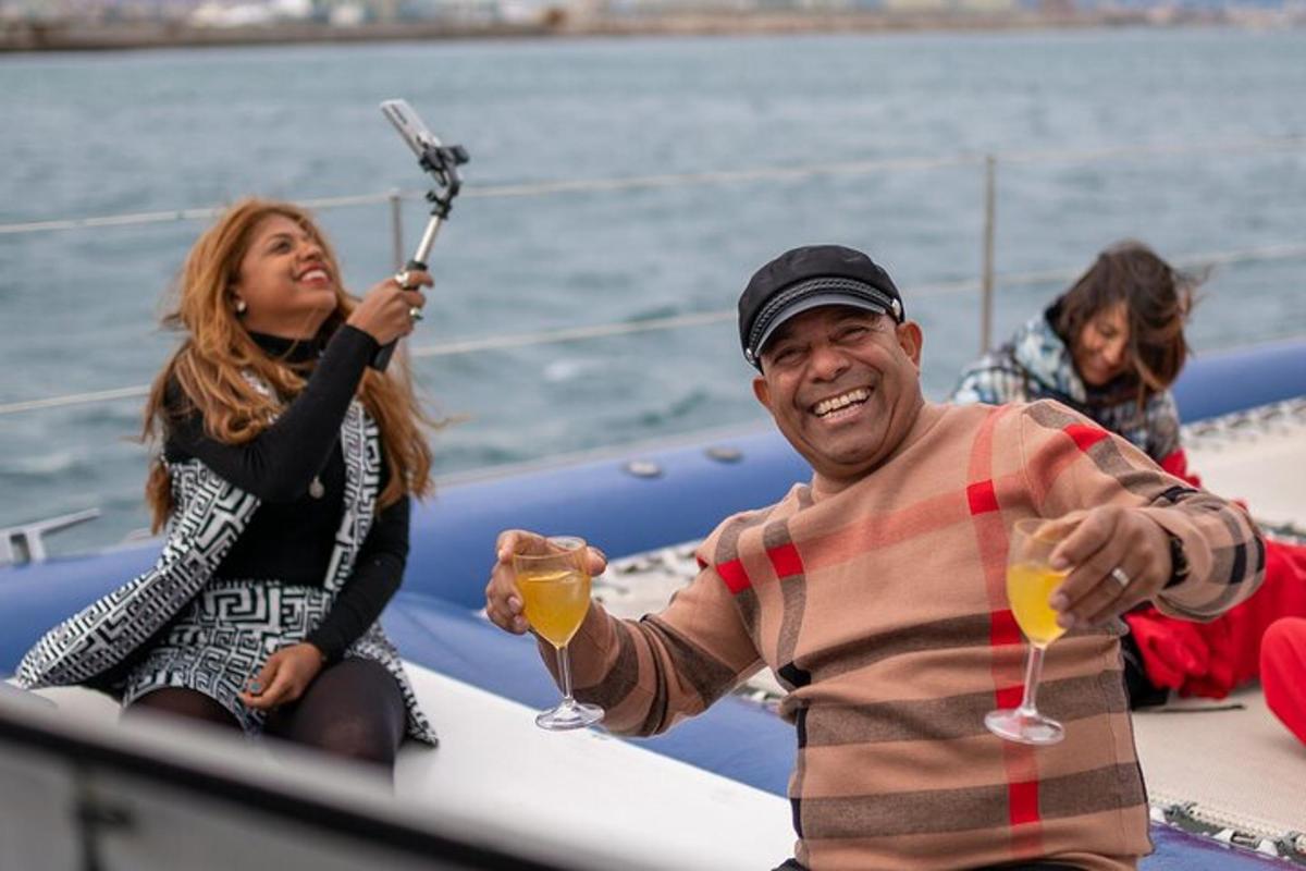 een man met een peddel en een glas wijn op een boot