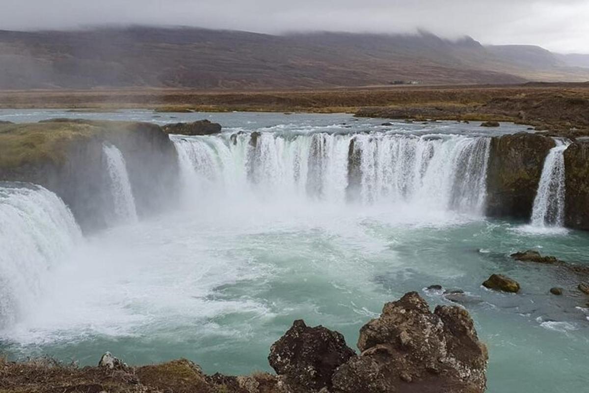 una cascada al mig d'un riu