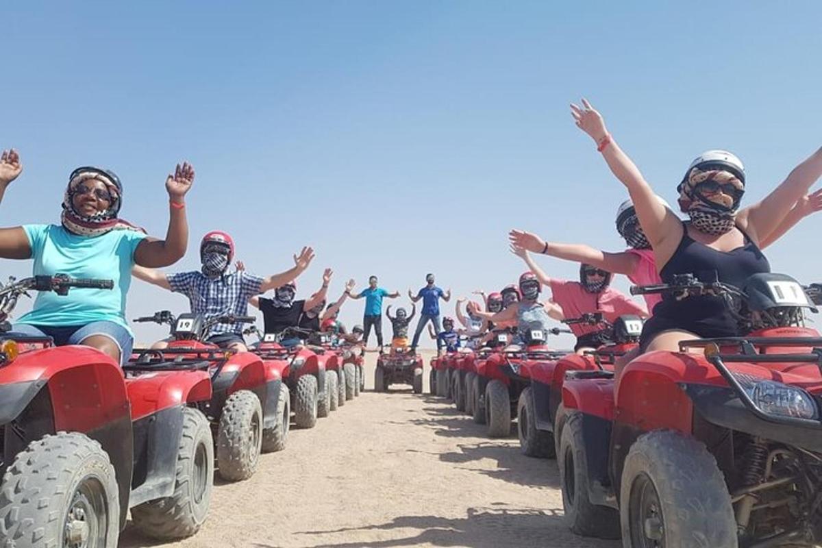un grup de oameni pe ATV-uri în noroi