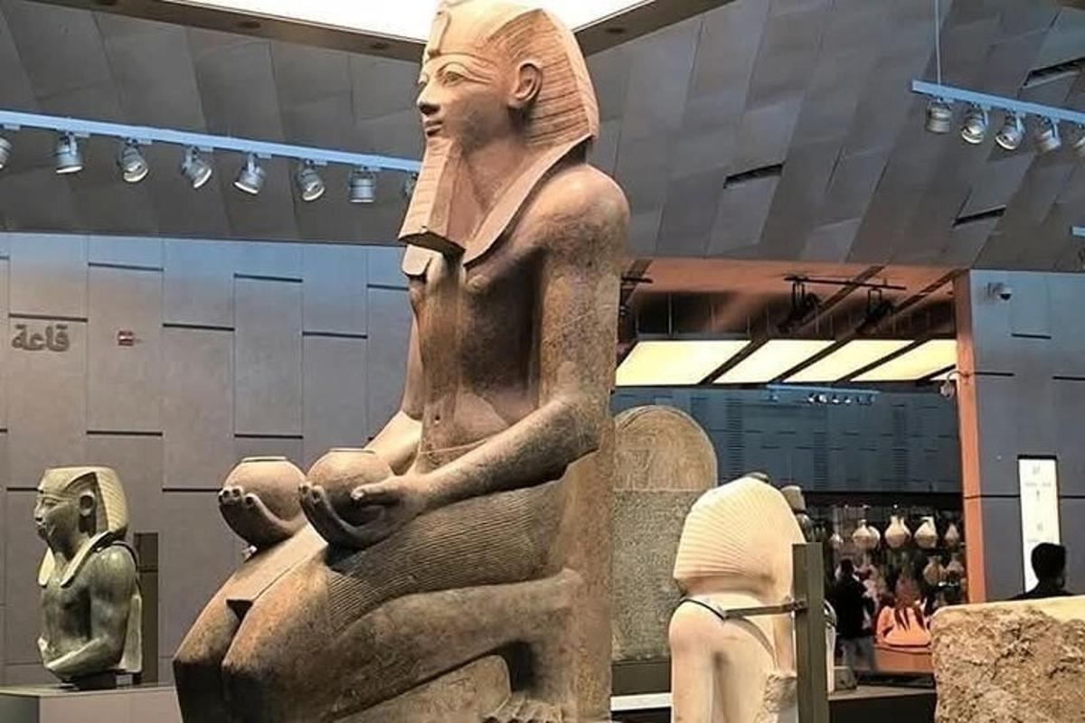 Una estatua de una mujer en exhibición en un museo.